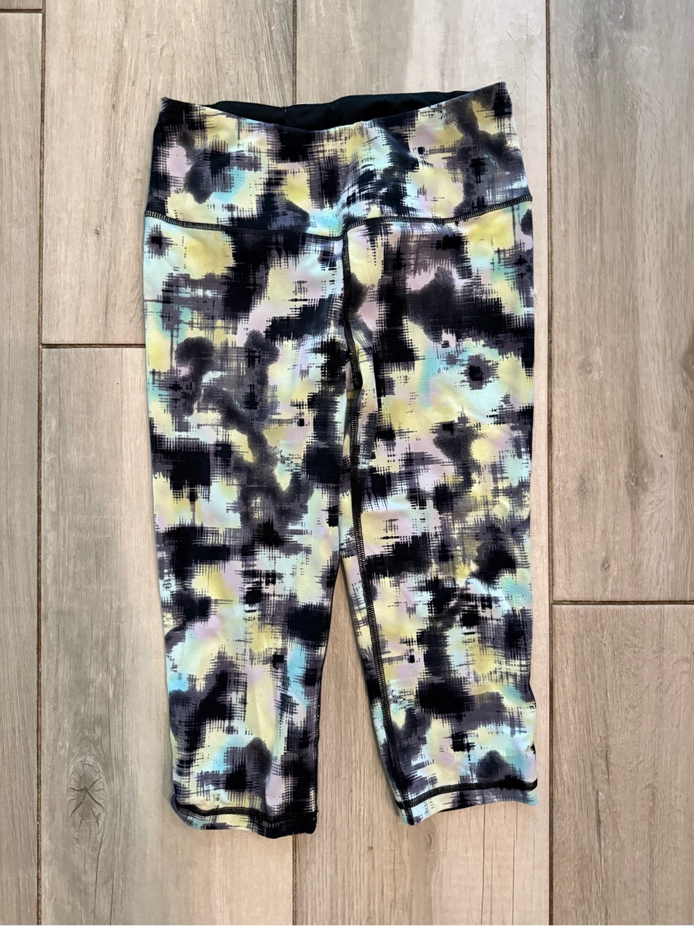 VSX Sport Abstract Pastel & Black Capri Leggings